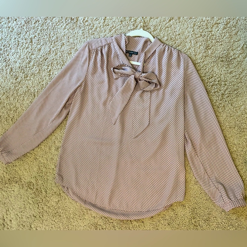 Long-sleeved dress shirt with neck tie